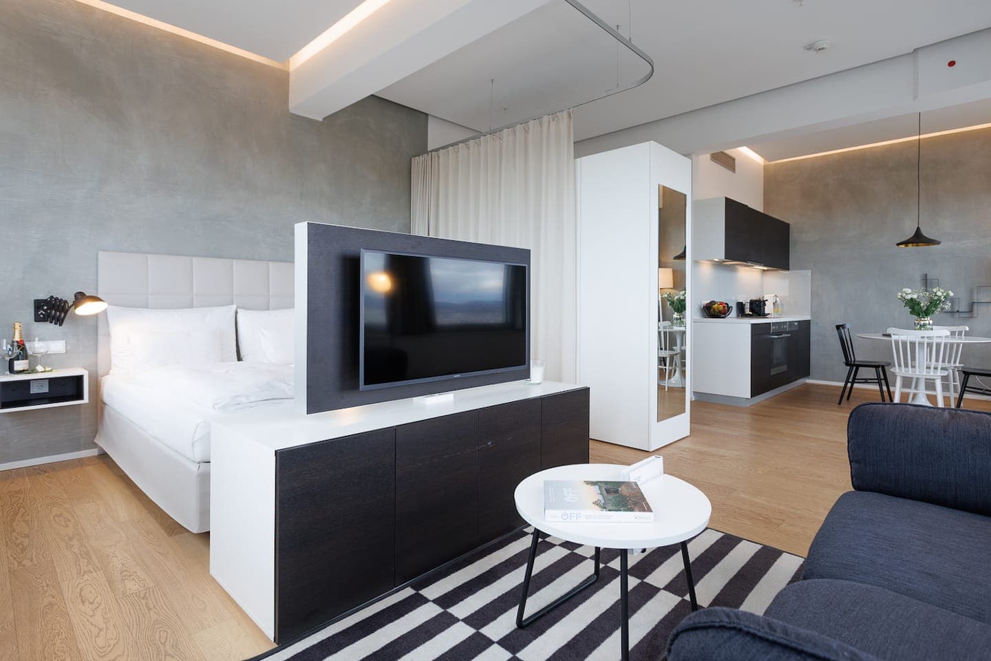Skyline-Blick | Fitnessraum | Selbst-Check-in | Restaurant